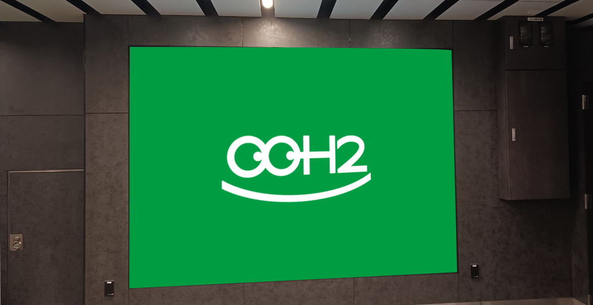 コンコース内に設置された大型広告枠「三宮E-WALL」「三宮E-WALL＋（プラス）」