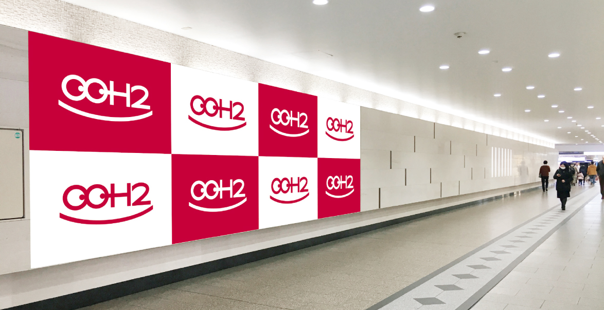 阪急大阪梅田駅から阪急百貨店までの動線上の大型ポスター媒体「D-St.（ディーストリート）」